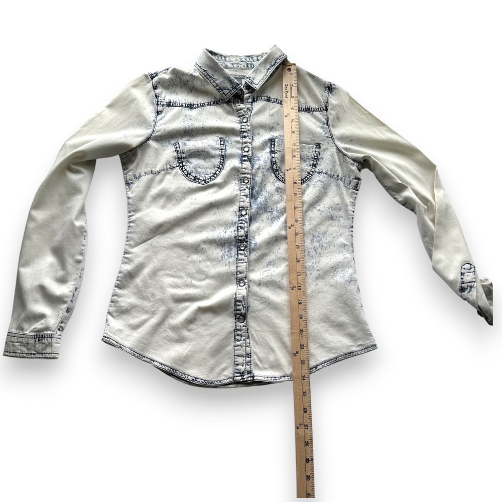 CHARLOTTE RUSSE white acid wash snap front shirt size S - Picture 9 of 10